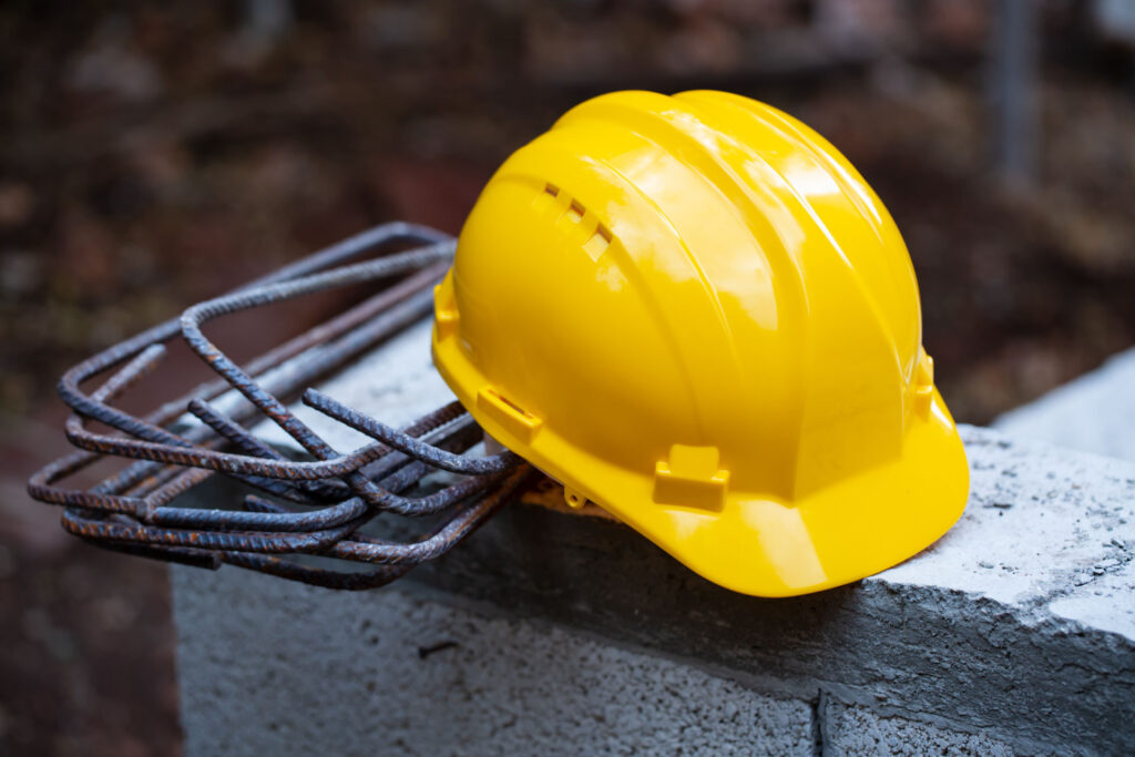 photo d'un casque de chantier jaune pour dhz avocats a lille