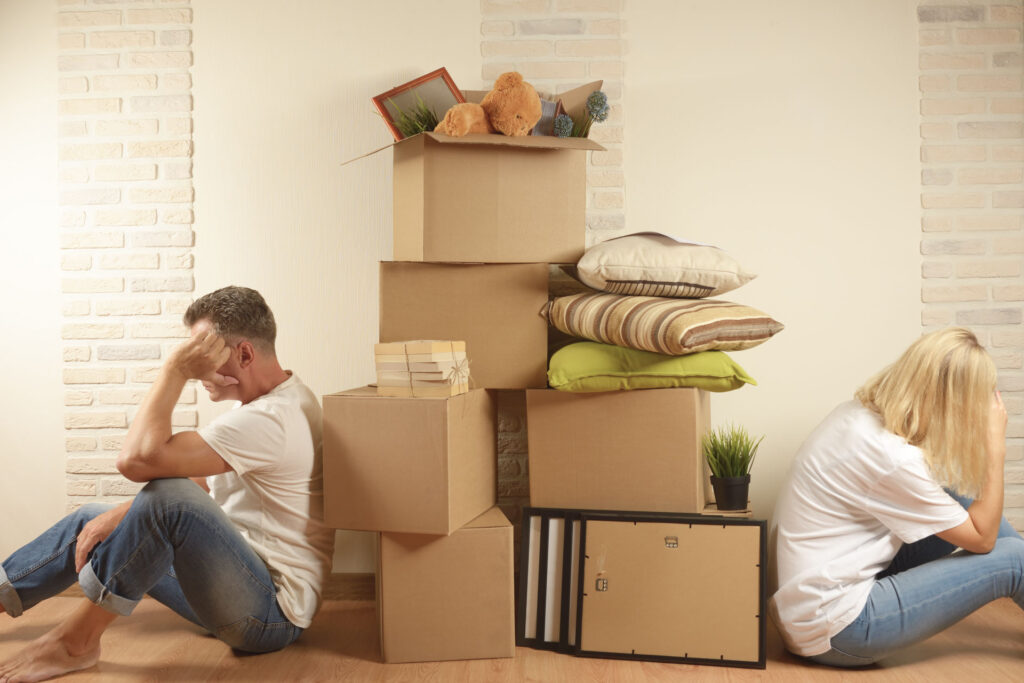 photo d'un couple faisant ses cartons et se faisant la tete