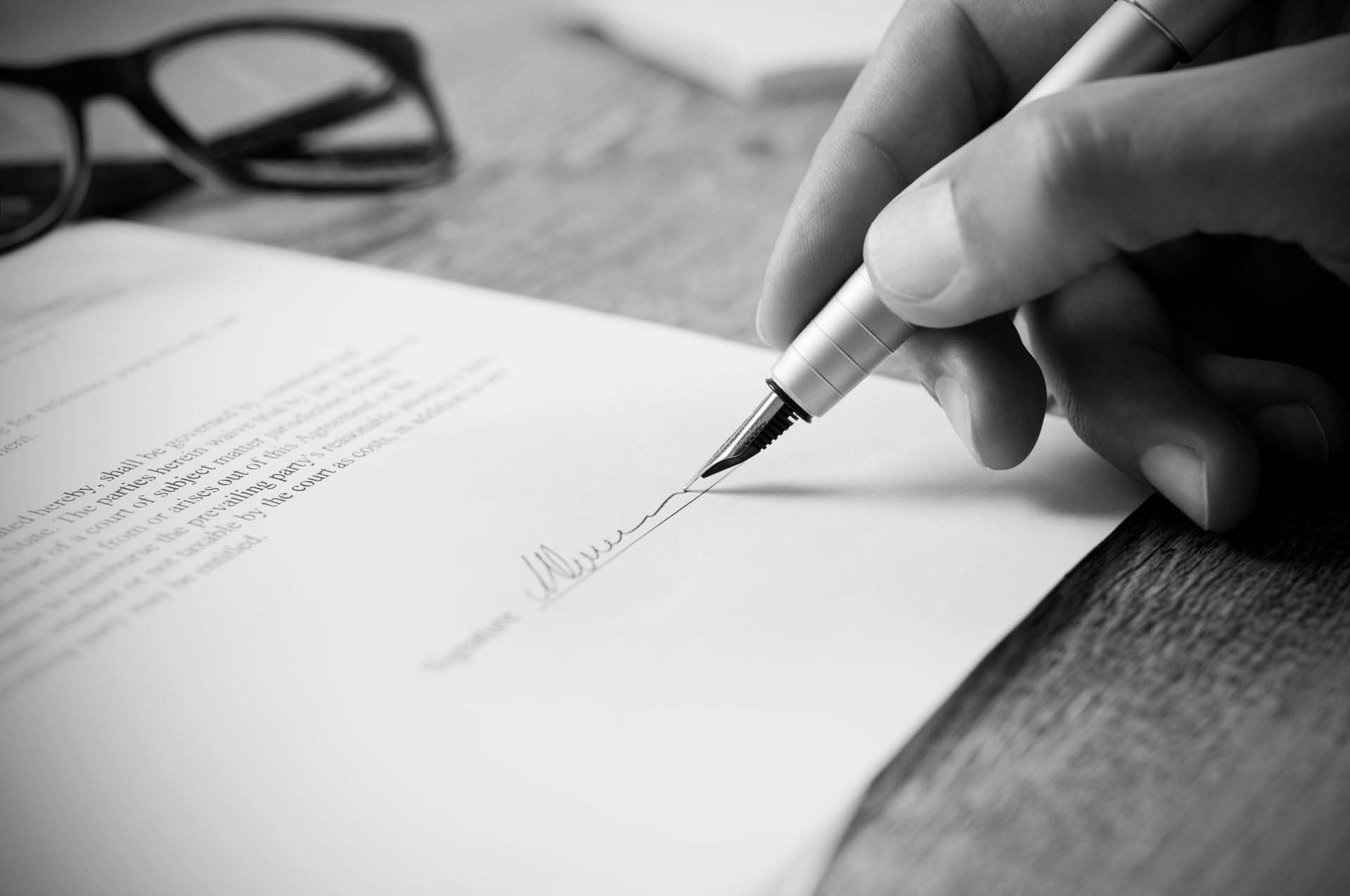 photo en noir et blanc d'une signature des honoraires du cabinet dhz avocat a roubaix