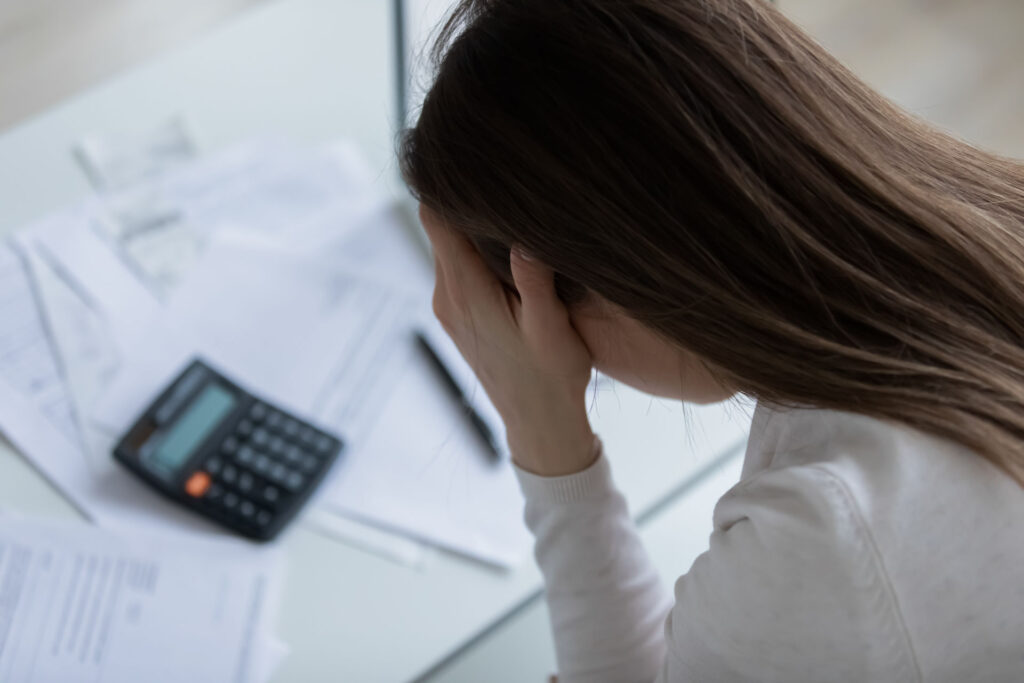 photo d'une femme se tenant la tête