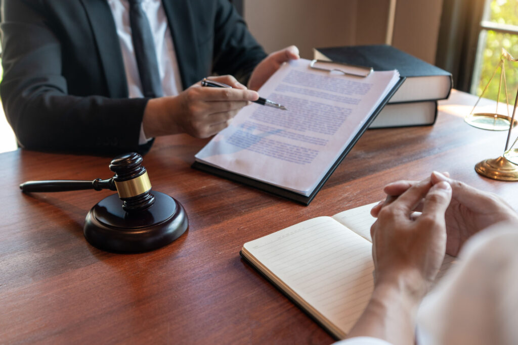 photo d'un homme presentant un contrat pour dhz avocats a lille